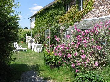 Ferienwohnung in Ver - Blick auf die FeWo mit Gartenmöbeln