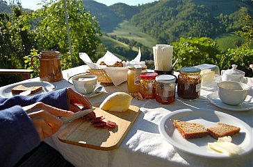 Ferienwohnung in Caprazzino-Sassocorvaro - Frühstück, bei schönem Wetter im Freien