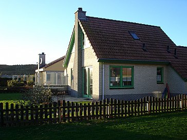 Ferienhaus in Julianadorp - Garten und Terrasse, Eingang rechts hinter dem Hau