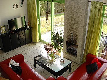Ferienhaus in Julianadorp - Sitzecke mit Flachbildschirm und Kamin
