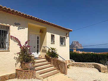 Ferienhaus in Calpe - Eingang mit Blick auf Meer und Penon