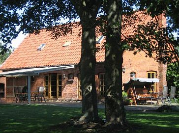 Ferienwohnung in Plauerhagen - Nebengebäude mit Terrasse und Grill
