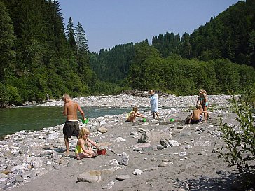 Ferienwohnung in Birnbaum - Kinder spielen an der Gail