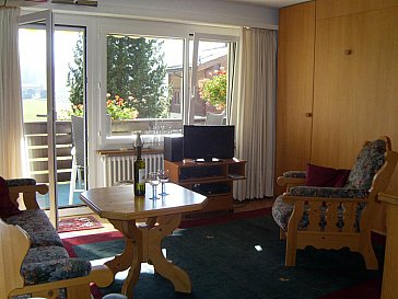 Ferienwohnung in Täsch-Zermatt - Wohnbereich mit Sat-TV, W-LAN, Balkon, Schrankbett