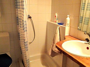 Ferienhaus in Avegno - Dusche WC neben Schlafzimmer 1.Stock