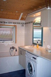 Ferienhaus in Schönberg - Ihr Bad mit Waschmaschine, links die Sauna