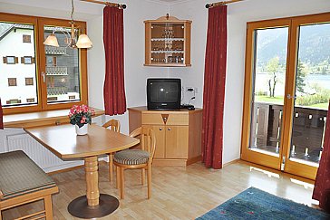 Ferienwohnung in Techendorf-Neusach - Gemütliches Wohnzimmer mit Seeblick