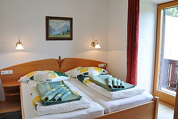 Ferienwohnung in Techendorf-Neusach - Das Schlafzimmer 1 mit Doppelbett und Balkon