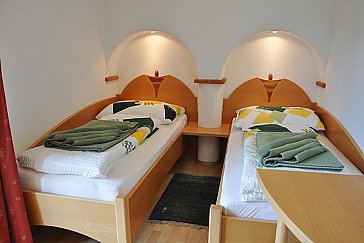 Ferienwohnung in Techendorf-Neusach - Im Schlafzimmer 2, ebenfalls mit Balkon