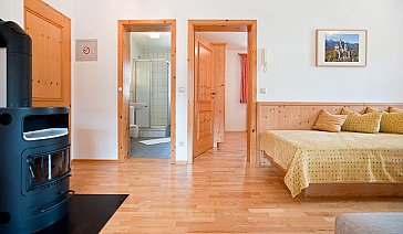 Ferienwohnung in Füssen - Wohnzimmer mit Schwedenofen Edelweiss