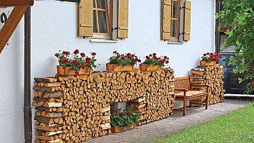 Ferienwohnung in Füssen - Kaminholz vor dem Haus