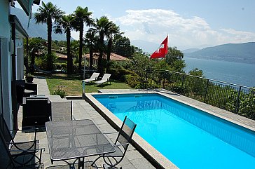 Ferienhaus in Porto Valtravaglia - Pool mit Aussicht und Sitzplatz