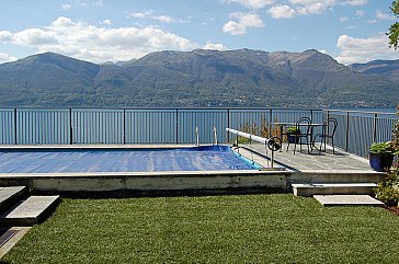 Ferienhaus in Porto Valtravaglia - Sonniger Aussichtssitzplatz und Liegewiese