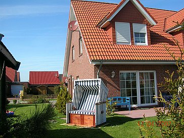 Ferienhaus in Krummhörn-Hamswehrum - Garten mit Strandkorb