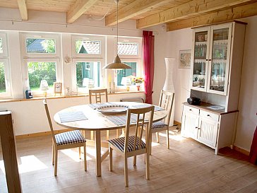 Ferienhaus in Barsfleth - Esstisch mit Büfett im grünen Sommerhaus