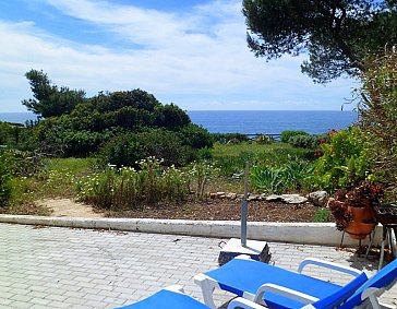 Ferienwohnung in Carvoeiro - Terrasse mit Tisch und Sonnenliegen