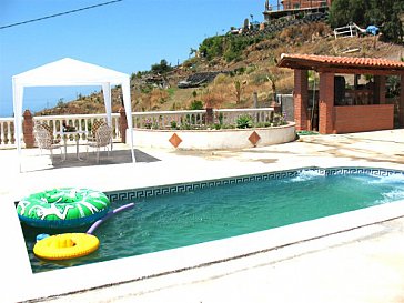 Ferienhaus in Almuñécar - Die grosse Pool Terrasse hat eine Grillecke