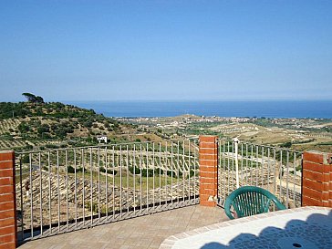Ferienhaus in Badolato - Terrasse mit Blick auf Meer und Natur