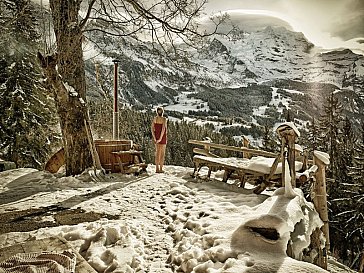 Ferienhaus in Wengen - Badebottich auf der Sonnenterrasse - Alpenwellness