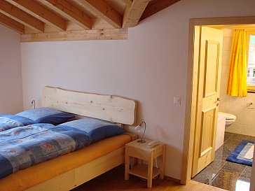 Ferienwohnung in Klosters - Schlafzimmer mit eigenem Bad