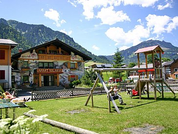 Ferienwohnung in Au-Schoppernau - Kinder Spielplatz vor dem Haus