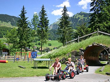 Ferienwohnung in Au-Schoppernau - Kinder Spielplatz vor dem Haus