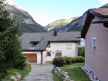 Ferienwohnung in La Punt-Chamues-ch - Zufahrt ab Quartierstrasse