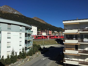 Ferienwohnung in Davos - Hausansicht vom Parkplatz Jakobshorn