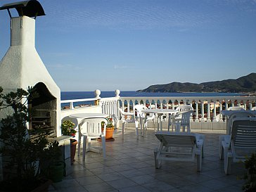 Ferienwohnung in Sarti - Grosse Dachterrasse mit Sonnenliegen und Meerblick