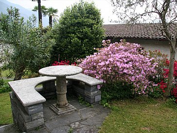 Ferienhaus in Minusio - Schöner Garten mit Steintischen