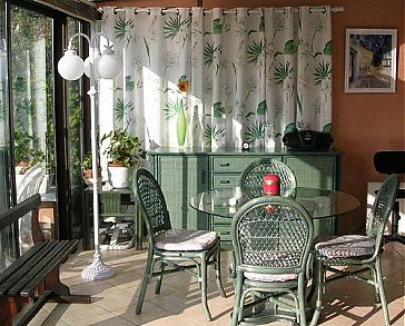 Ferienwohnung in Antibes Juan les Pins - Sitzgruppe im Wintergarten