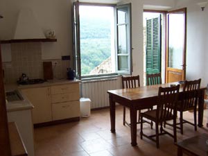 Ferienwohnung in Petroio - Essecke mit Ausgang zur kl. Terrasse