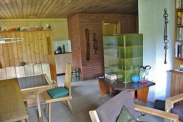 Ferienhaus in Bergün - Wohnstube mit zentralem Kachelofen