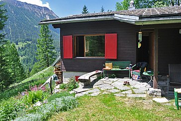 Ferienhaus in Bergün - Vorplatz mit Sonne, Wiese und Vordach