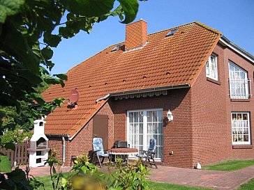 Ferienhaus in Nessmersiel - Aussenansicht Südseite mit Terrasse