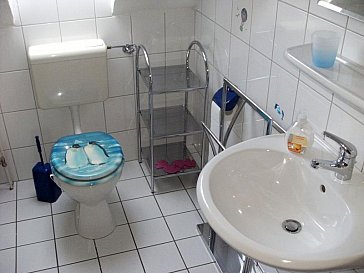 Ferienhaus in Nessmersiel - Duschbad mit WC und Waschmaschine