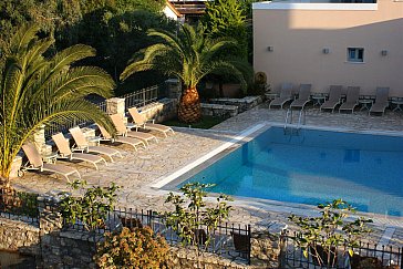 Ferienhaus in Aegion-Longos - Blick zum Pool von oben