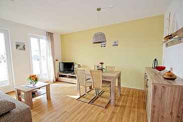 Ferienwohnung in Göhren - Wohnzimmer mit Flachbild-TV und Essbereich