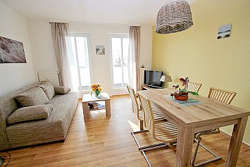 Ferienwohnung in Göhren - Blick ins Wohnzimmer mit Essbereich