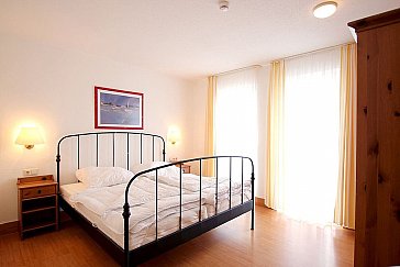 Ferienwohnung in Lobbe - Schlafzimmer mit bequemen Doppelbett Typ A