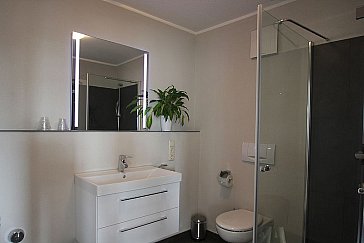 Ferienwohnung in Göhren - Badezimmer mit voll verglaster Dusche