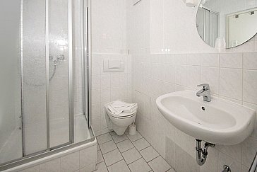 Ferienwohnung in Ostseebad Baabe - Badezimmer innenliegend in den FeWos