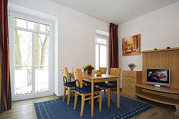 Ferienwohnung in Göhren - Esstisch und voll Ausgestattete Küche der Fewos