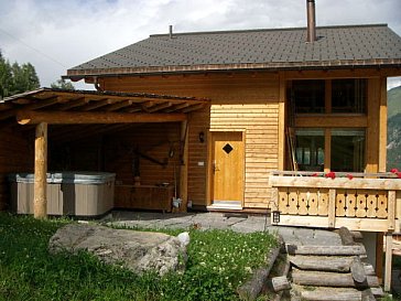 Ferienhaus in Davos - Eingang mit Pergola und Whirlpool
