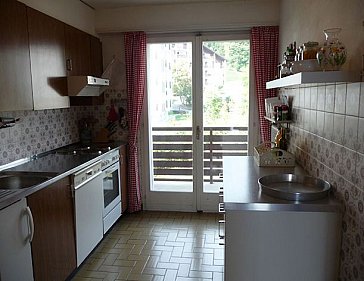 Ferienwohnung in Crans-Montana - Gut ausgestattete Küche mit kleinem Balkon