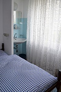 Ferienwohnung in Crans-Montana - Zwei-Bett-Zimmer mit Waschplatz