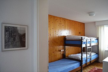 Ferienwohnung in Crans-Montana - Blick ins Drei-Bett-Zimmer
