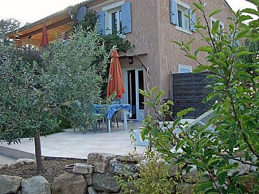 Ferienwohnung in St. Julien de Peyrolas - Terrasse mit Eingang