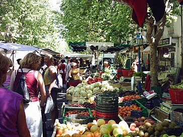 Ferienwohnung in St. Julien de Peyrolas - Markt Pont Saint Esprit