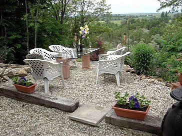 Ferienhaus in Asnans-Beauvoisin - Gartensitzplatz hinter dem Chalet